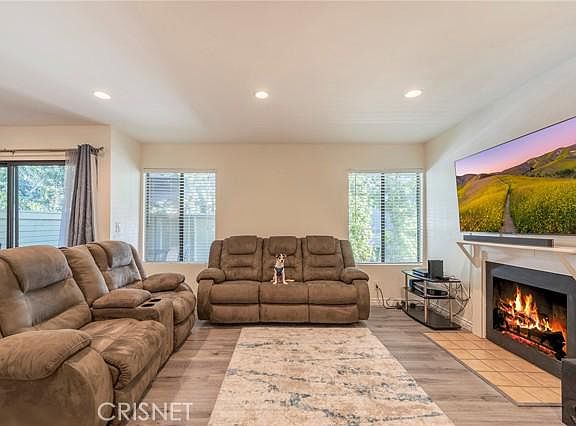 4th image of 22121 Burbank Blvd Unit 1