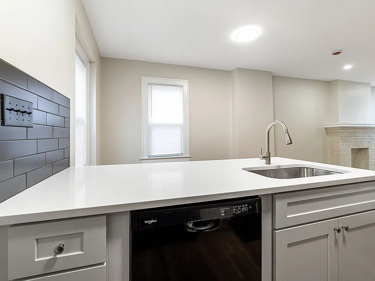 22-32 W Hudson St #22 — Photo 6