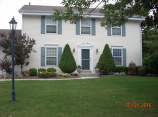 1050 Bending Brae Dr, Pewaukee, WI 53072