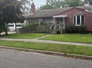 1 Cherokee St, Massapequa, NY 11758