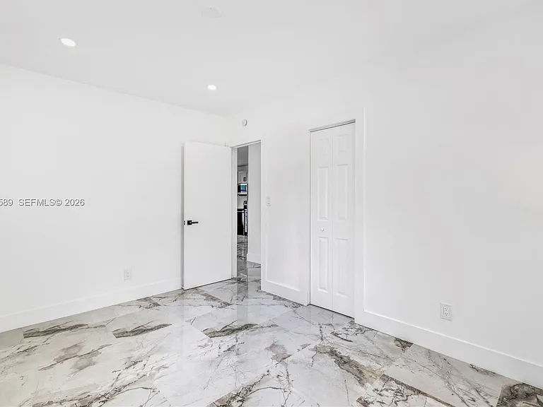 809 SW 17th St — Photo 14