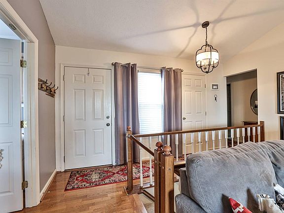 5th image of 9 Friars Green Ct