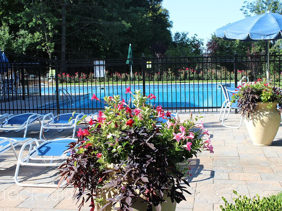 1st image of 262 Cambridge Dr