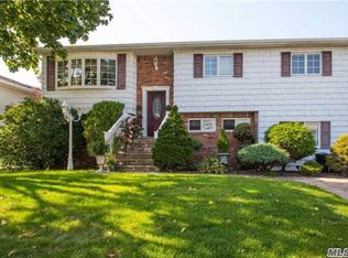 863 Surf St, Lindenhurst, NY 11757