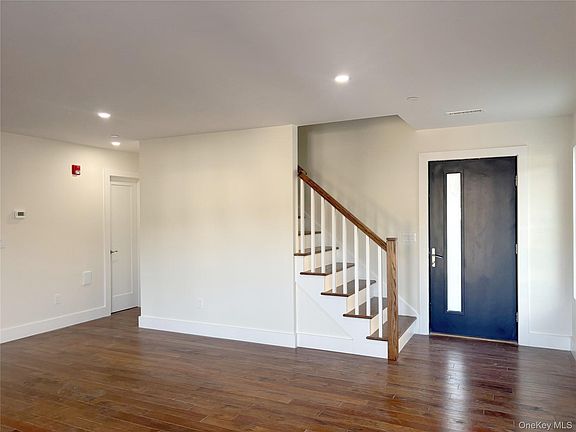 2nd image of 15 Baylis Ct #B