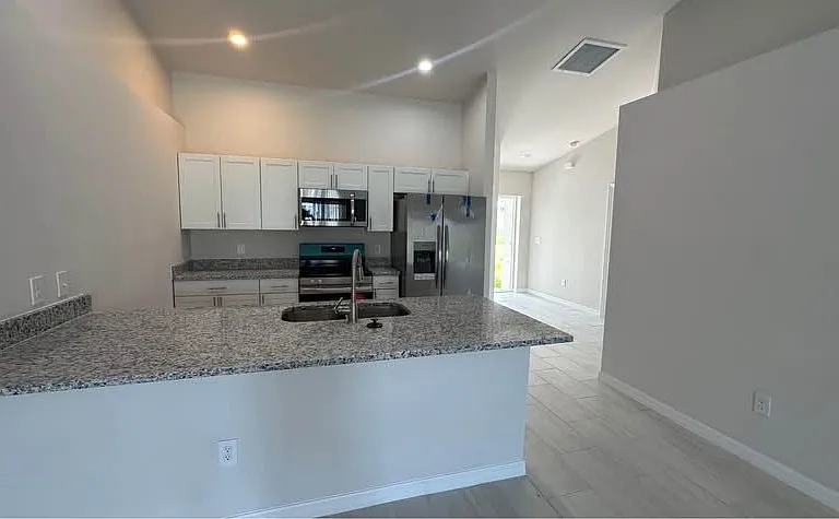 606 SE 8th St #606 — Photo 14
