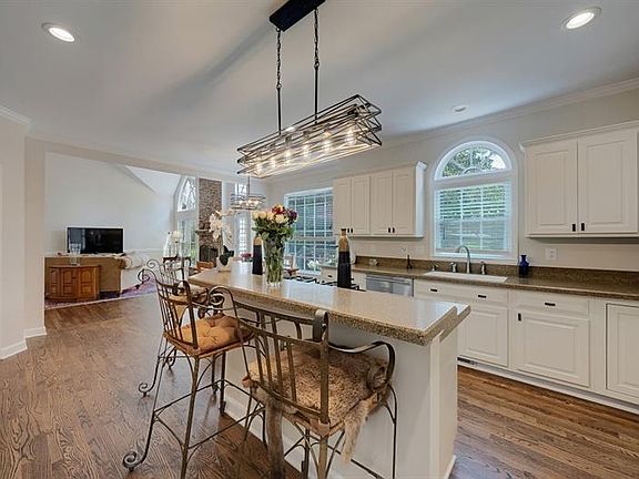 4th image of 4426 Waterbury Ln
