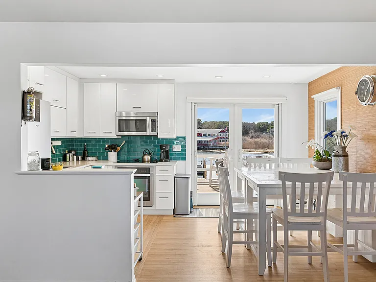 11 Cold Spring Ct — Photo 7