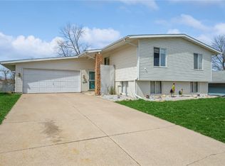 68 Julia Ann Dr NW, Cedar Rapids, IA 52405