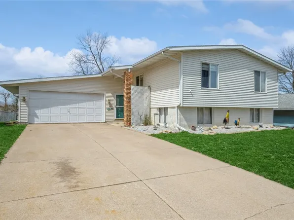 68 Julia Ann Dr NW, Cedar Rapids, IA 52405
