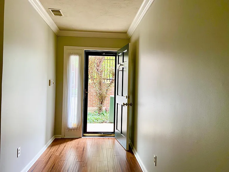 410 N Park Ave — Photo 4