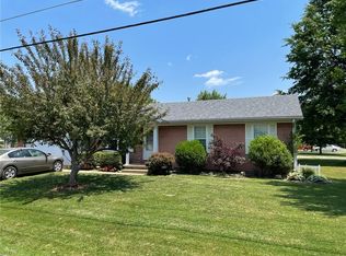 405 N 7th St, Altamont, IL 62411