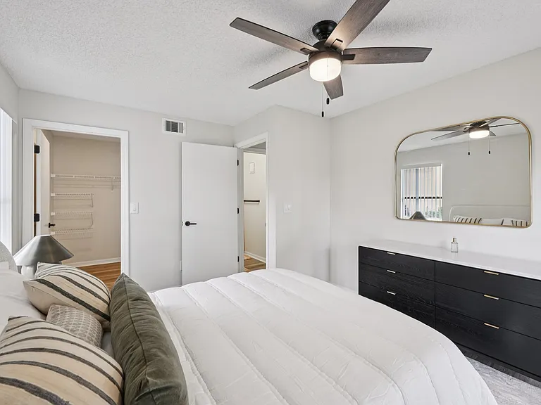 Oasis Naples Apartments — Photo 11