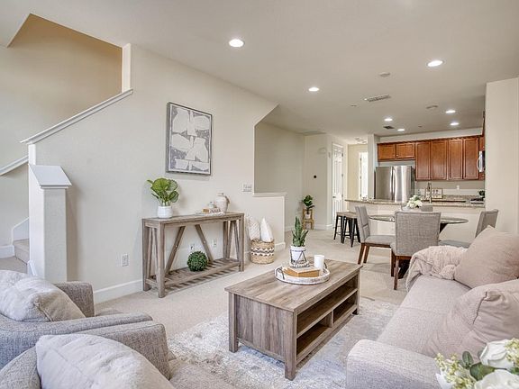 3rd image of 470 Umbria Pl