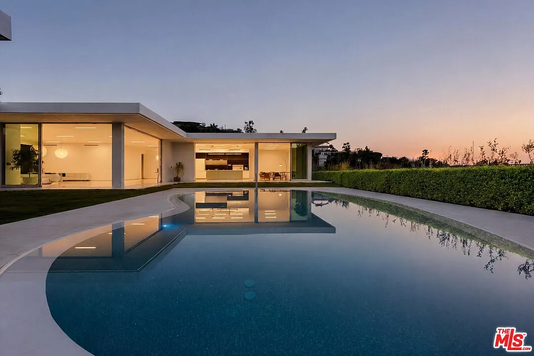 4 bed, 4.5 bath, 7878 sqft, $70,000 — Photo 1