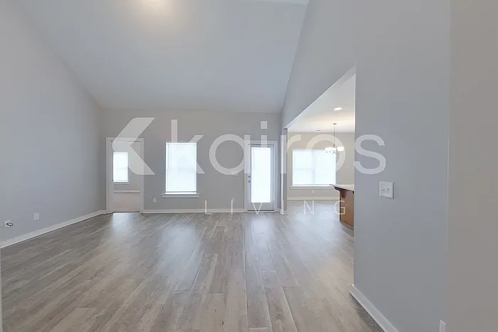 8005 Shadesbrook Dr — Photo 2