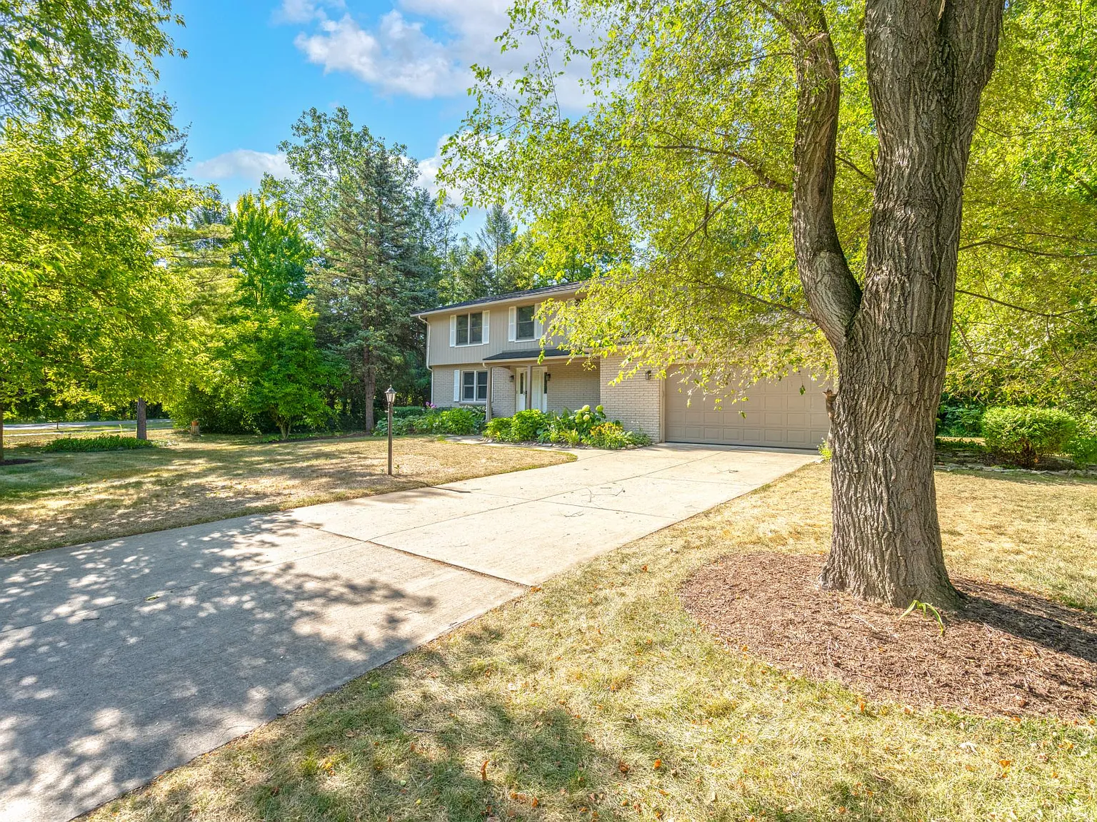 4 bed, 2606 sqft, $4,740 — Photo 4