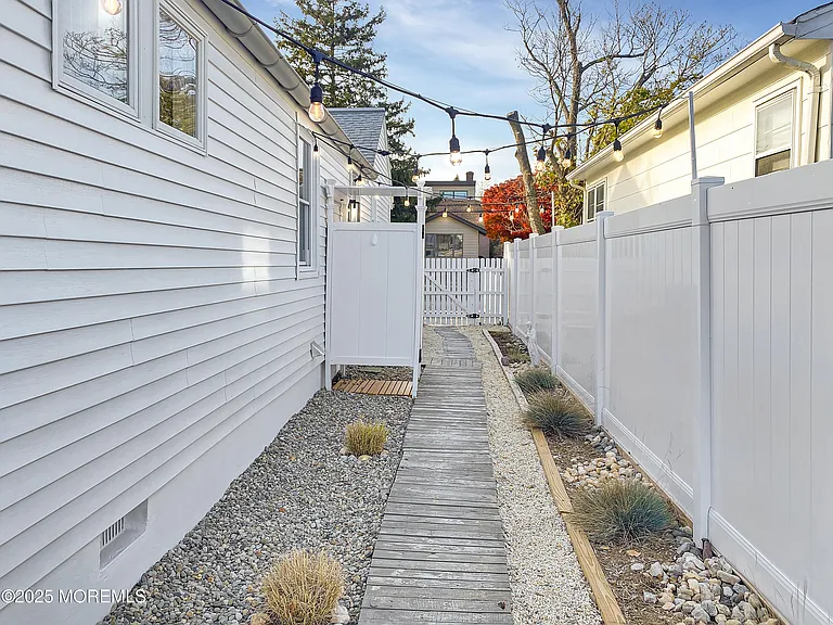 110 Curtis Pl — Photo 23