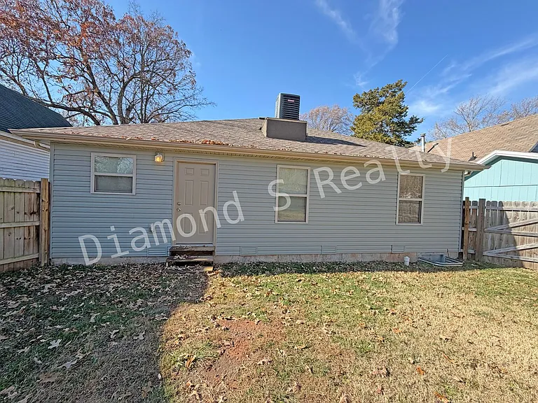 2214 N East Ave — Photo 21