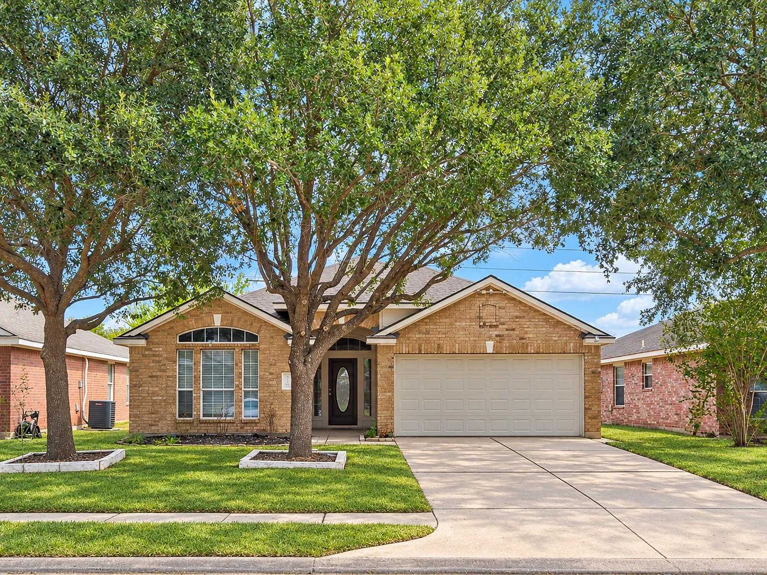 4 bed, 2.0 bath, 1806 sqft, $2,100 — Photo 1