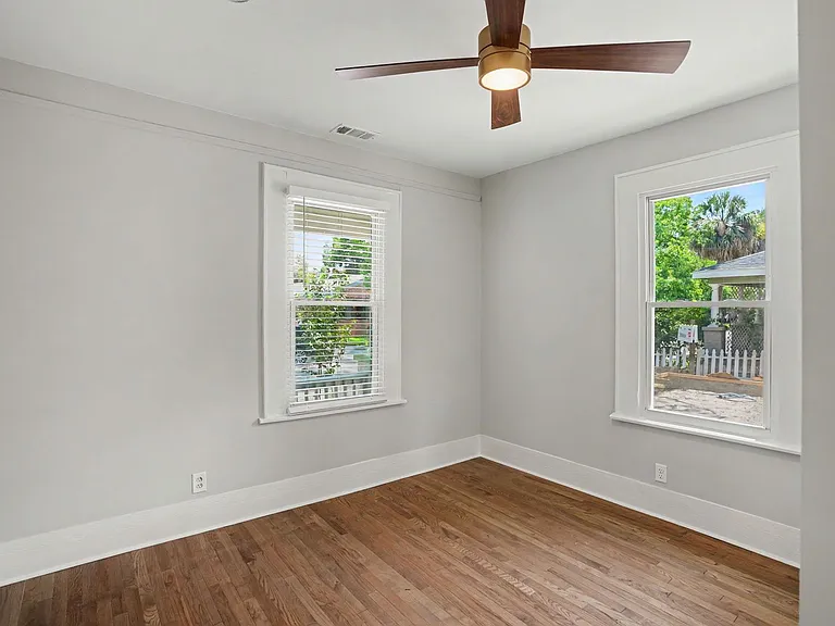 705 E 32nd St — Photo 32