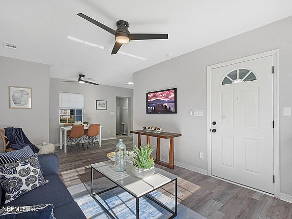 3rd image of 106 W OAK HILL Drive