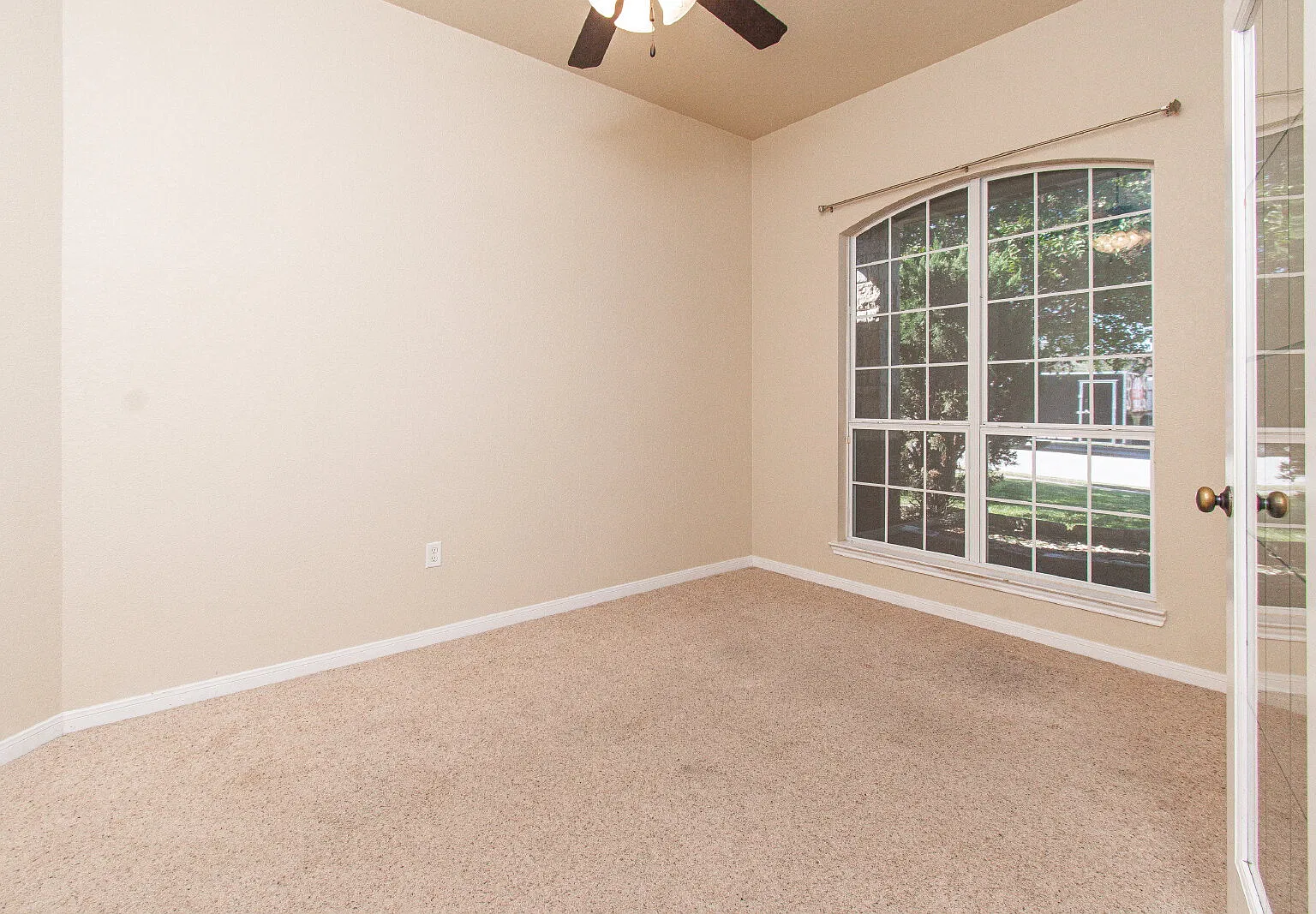 4 bed, 2.0 bath, 1863 sqft, $1,700 — Photo 2
