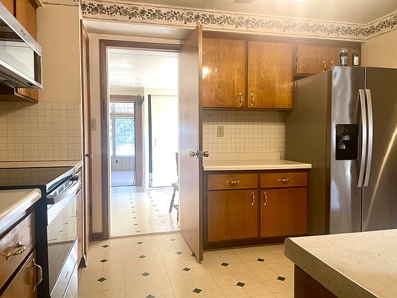 3rd image of 208 N Capron St