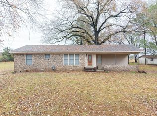 2202 N River Rd, Lavaca, AR 72941