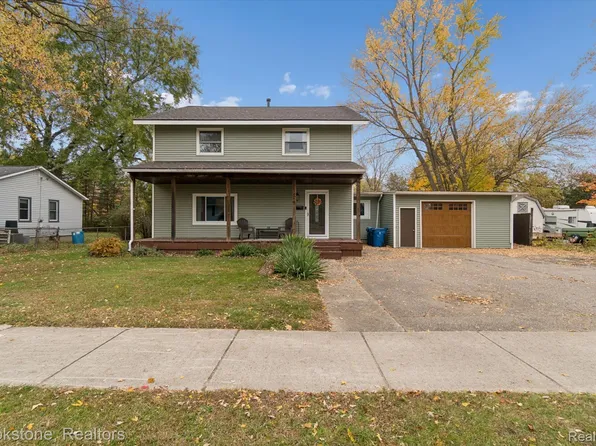 212 Airport Dr, Holly, MI 48442