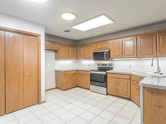 2nd image of 2455 Manchester Dr Unit 37