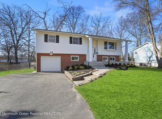 39 Holiday Rd, Manalapan, NJ 07726