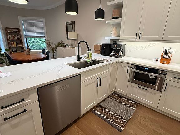 4th image of 2246 N Kenmore Ave #2S