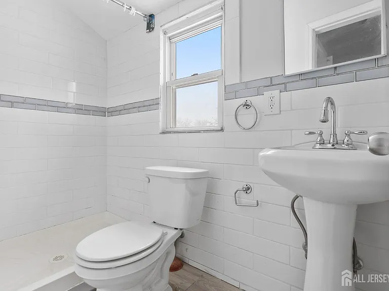 211 N 13th St #3 — Photo 8