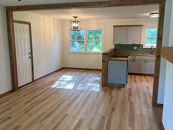 2nd image of 2515 Montana Pl