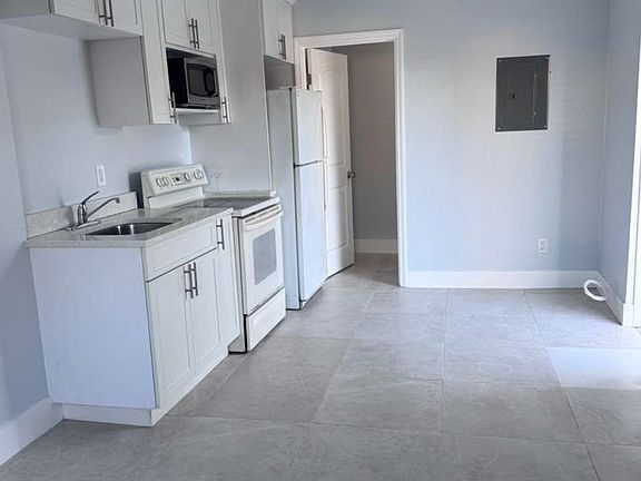 3rd image of 221 N H St APT 1