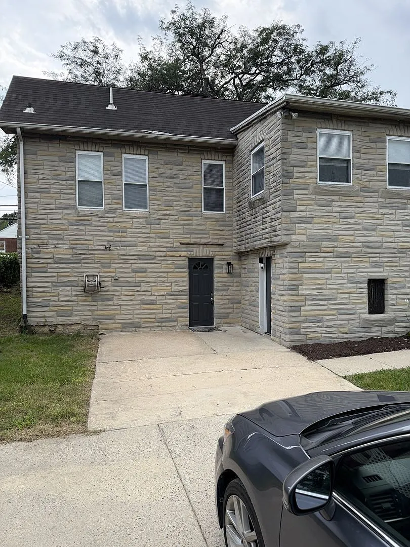 4 bed, 2.0 bath, $2,095 — Photo 1