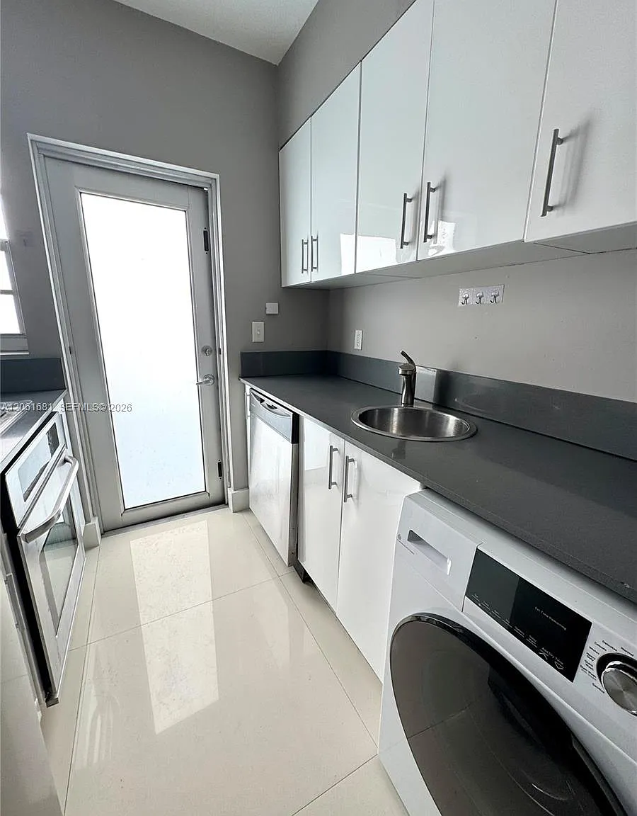 1604 Drexel Condo — Photo 3