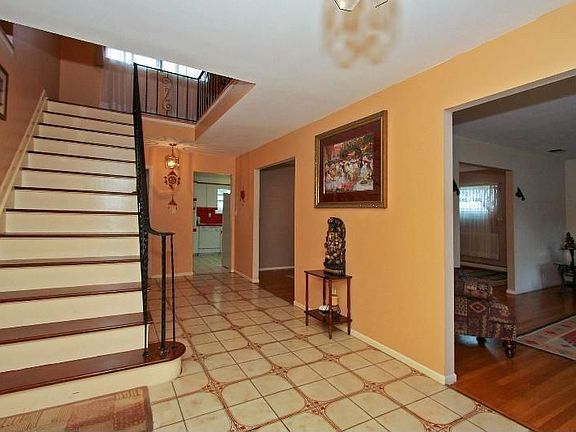 2nd image of 5 Joseph Ln