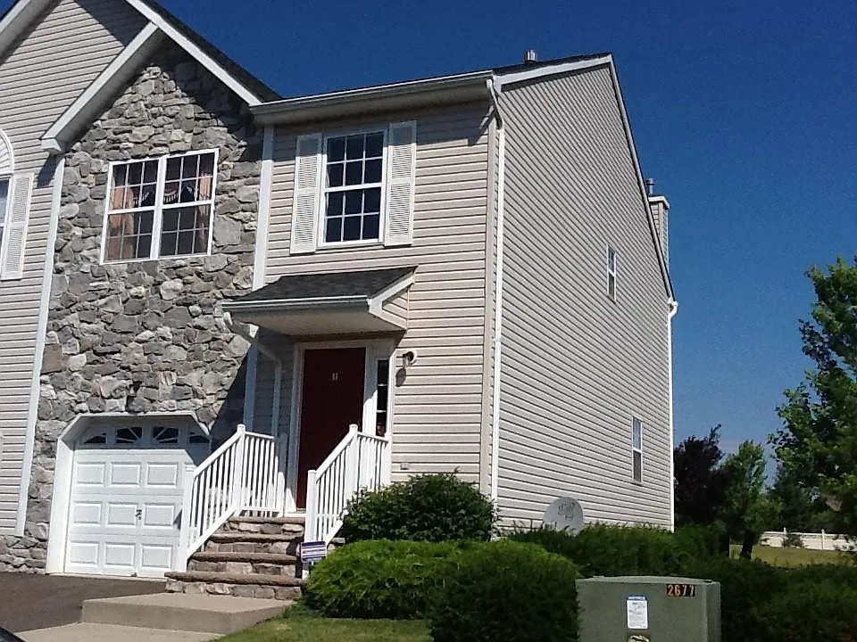 3 bed, 2.5 bath, 1650 sqft, $2,995 — Photo 2