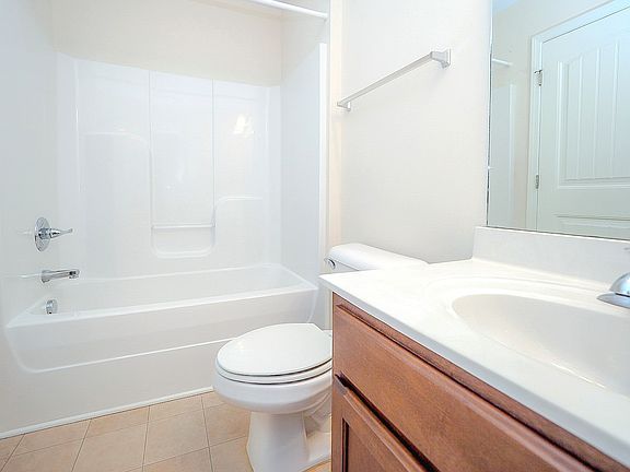 5th image of 487 Albion Cir