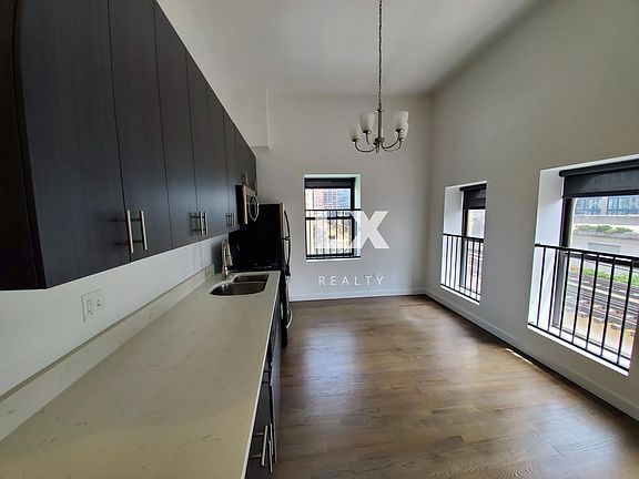 2nd image of 632 W Lake St #406