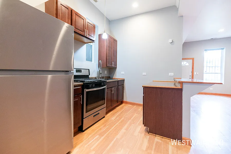 Available Now - 3bd/2bth With In-Unit Wd — Photo 4