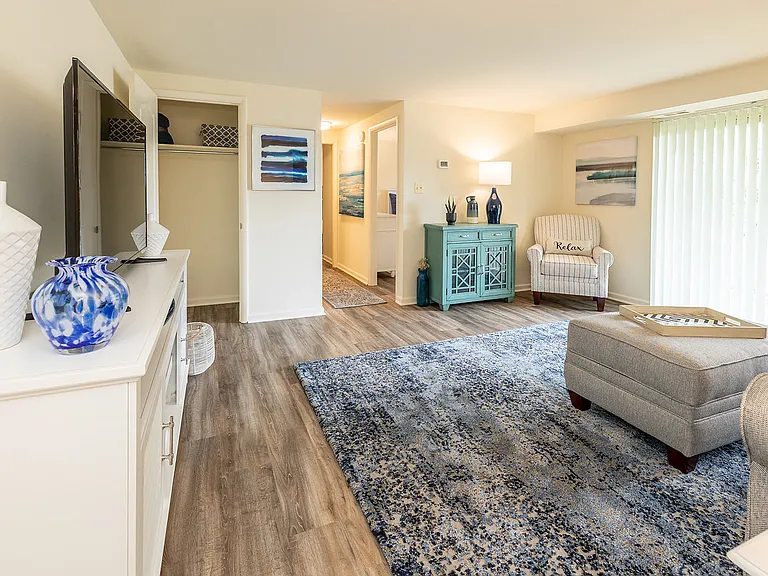 Windsor House Apartments — Photo 3