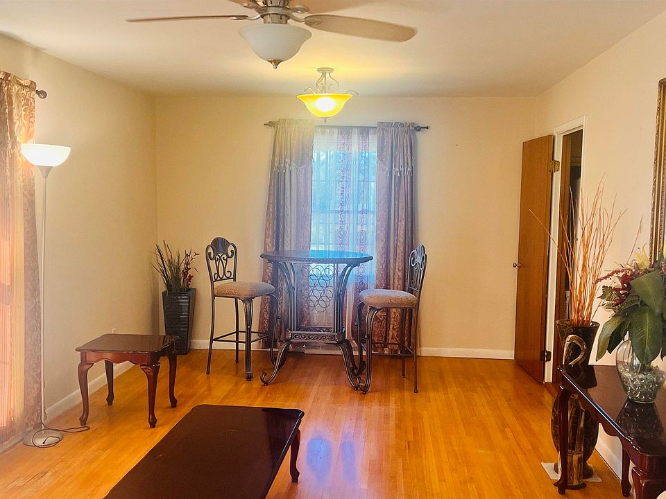 2nd image of 832 Sherwood Forest Dr NE