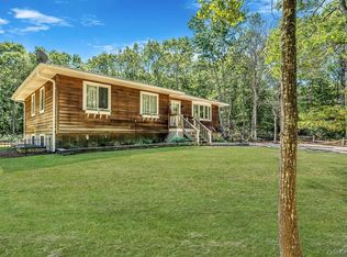 3 Emily Ct, Hampton Bays, NY 11946