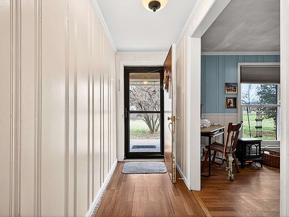 5th image of 215 Ewing Dr