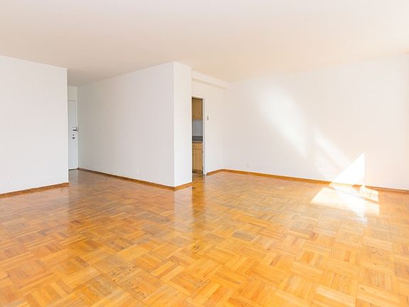 4th image of 7 Fordham Hill Oval APT 8G