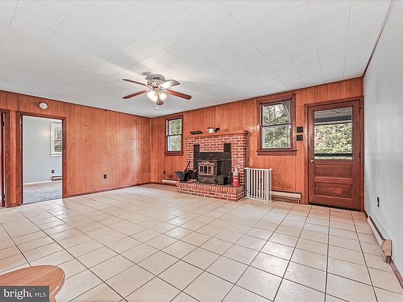 5th image of 444 Hughes St