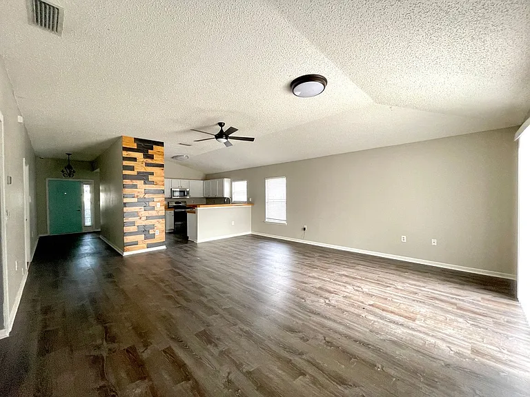 519 Chancellor Dr E — Photo 4